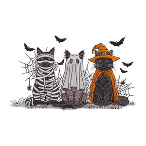 Puede incluir: Un diseño de bordado con tres gatos disfrazados de Halloween: uno envuelto como momia, otro con una sábana de fantasma blanca y otro con sombrero y capa de bruja naranja. La escena incluye telarañas negras, arañas y murciélagos.