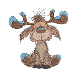 Può includere: Un disegno ricamato di un alce marrone con pelo ispido, grandi corna con macchie di neve azzurra e un naso azzurro. L'alce è seduto con le zampe anteriori in avanti, con accenti azzurri sui piedi e sulle corna.