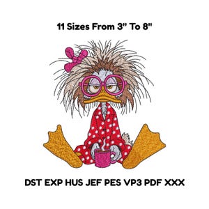 Peut inclure: Motif brodé d'un canard de dessin animé portant des lunettes roses, un haut de pyjama à pois rouges et tenant une tasse. Le texte "11 Tailles De 7,6cm À 20,3cm" est au-dessus du canard. En dessous, les lettres "DST EXP HUS JEF PES VP3 PDF XXX".