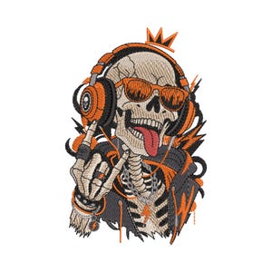 Pode incluir: Um emblema bordado apresentando um crânio usando fones de ouvido laranja, óculos de sol laranja e uma pequena coroa laranja. O crânio está com a língua de fora, usa uma corrente prateada e faz um gesto com a mão. Fios pretos, brancos e laranja.