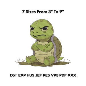 Puede incluir: Diseño bordado de una tortuga de dibujos animados enfadada con los brazos cruzados. La tortuga es verde y marrón, con un caparazón gris. El texto superior dice "7 Tamaños De 7.6cm A 22.9cm", y el texto inferior enumera formatos de archivo.