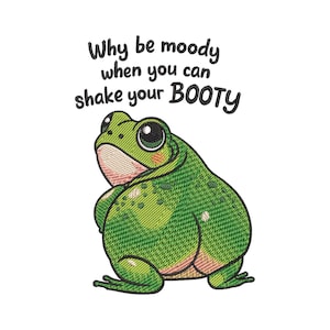 Op de afbeelding: Een geborduurd ontwerp van een groene kikker die over zijn schouder kijkt met de zwarte tekst Why be moody when you can shake your BOOTY. De kikker heeft grote donkere ogen, lichtgroene vlekken en een roze buik, uitgevoerd in textuursteek.