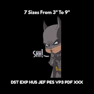 Puede incluir: Diseño bordado de Batman en gris y negro, con un dedo en los labios y la palabra "SHH!". El texto superior dice "7 tamaños de 7,6 cm a 22,9 cm", y debajo están los formatos de archivo. El diseño está sobre un fondo negro.