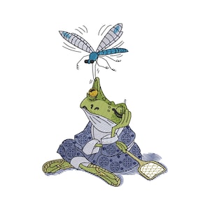 Könnte beinhalten: Ein gesticktes Motiv zeigt einen grünen Frosch in einem blau gemusterten Gewand, der sitzt und ein kleines Netz hält. Eine blau-weiße Libelle schwebt direkt über dem Kopf des Frosches. Der Frosch stützt eine Hand an seinem Kinn ab.