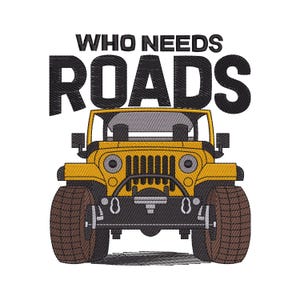 Pode incluir: Um design bordado apresentando um veículo todo-o-terreno amarelo com pneus grandes e uma grelha preta. Acima do veículo, o texto diz WHO NEEDS ROADS em letras maiúsculas pretas em negrito. O design usa pontos detalhados para o veículo.