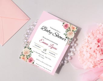 Könnte beinhalten: Eine Babyparty-Einladung mit einem rosa-weißen Blumendesign. Die Einladung enthält den Text "Baby Shower" und Details für die Veranstaltung, einschließlich des Namens der Geehrten, Datum, Uhrzeit und Ort. Ein rosa Umschlag und ein Strauß rosa Blumen sind ebenfalls zu sehen.