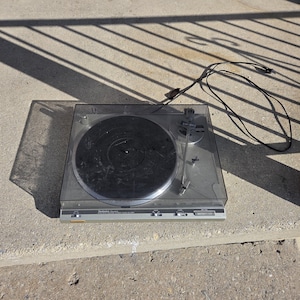 Tocadiscos Technics SL Q350 para reparación de piezas. Tocadiscos antiguo que no funciona.