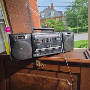 Vintage Panasonic RX-CT810 AM/FM Radio Tape Player w/ Removable speakers. still works