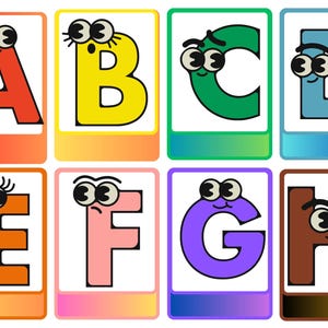 Può includere: Flashcard colorate dell'alfabeto con le lettere dalla A alla H. Ogni lettera è di un colore diverso, con una faccia da cartone animato. Le carte hanno uno sfondo bianco e un bordo colorato, perfette per l'apprendimento.