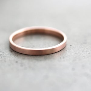 ミニマリストな女性用結婚指輪、女性用フラットローズゴールド結婚指輪、スリムな女性用結婚指輪