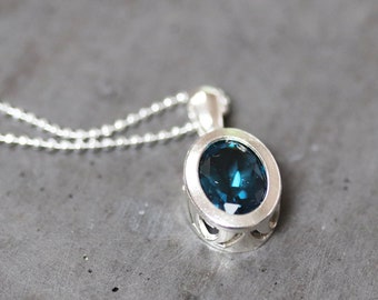 Zierliche London Blue Topas Edelstein Halskette, Dunkelblauer Stein Sterling Silber Anhänger, Schlicht, Elegant, Dezember Geburtsstein Geschenk