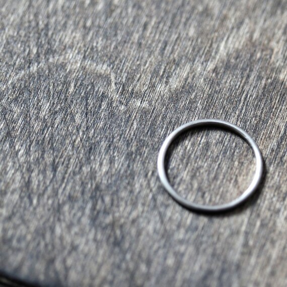 Women's Slim White Gold Wedding Band Skinny Round