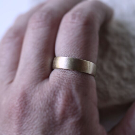 Low dome men's wedding band discount