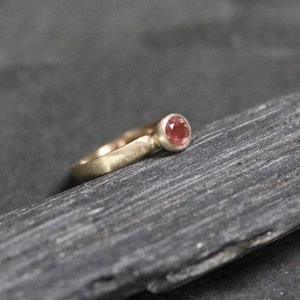 Oregon Sunstone Ring in Yellow Gold, 5mm Peach Pink Schiller Ring image 7
