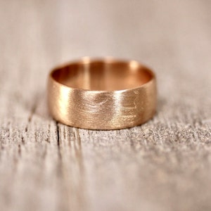 Gebürsteter 14k Gelbgold Herren-Ehering: 8 mm Ring aus recyceltem Gold