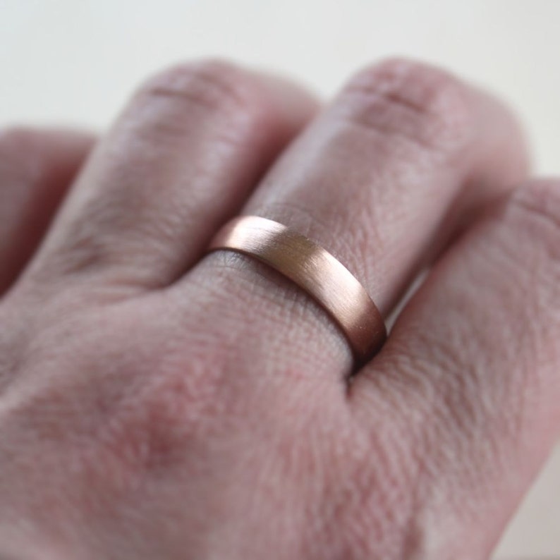 На какой руке носить обручальное кольцо вдове. Кольцо вдовы. Вдовий палец для кольца. Палец вдовы для кольца. Колечко вдовы на пальце.