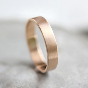 Herren Ehering aus recyceltem Gelbgold: 4 mm flacher, gebürsteter Ring