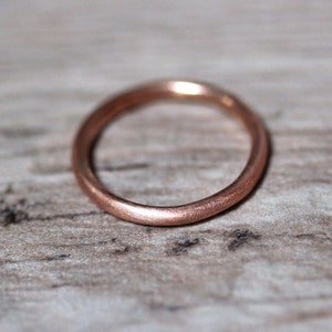 薄いラウンドゴールド結婚指輪、2 MMラウンドリサイクル14Kローズゴールドリング、上品なラウンド結婚指輪