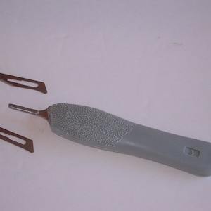 Ergonomic Surgical Scalpel Handle And Optional Blades