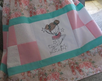 Parte superior de una colcha sin terminar, colcha de bebé, colcha de bailarina, colcha de guardería, colcha bordada, colcha de patchwork lista para acolchar.