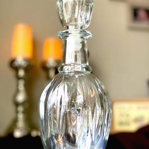 Vintage Glass Whiskey Decanter with Stopper: Elegant Barware