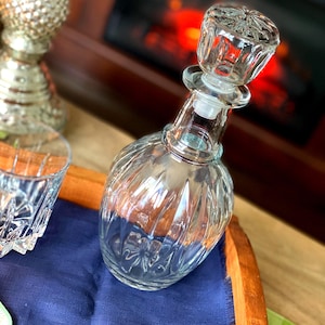 Vintage Glass Whiskey Decanter with Stopper: Elegant Barware