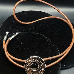 Collar de lazo bolo con estrella de sol