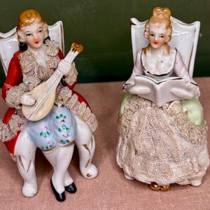 Couple victorien miniature vintage - en porcelaine avec de la vraie dentelle