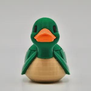Peut inclure: Figurine de canard imprimée en 3D. Le canard a une tête et des ailes vertes, un bec orange et un corps beige. Objet décoratif fantaisiste, idéal pour une étagère.