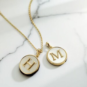 Runder Anfangsbuchstabe Anhänger für Frauen - A - Z Metallkette Schmuck, personalisiertes Geschenk für sie, minimalistischer Anhänger