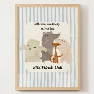 Puede incluir: Impresión enmarcada con una ilustración de cuatro animales: un oso, un lobo, un gato y otro oso. La obra de arte tiene un fondo a rayas azul claro y blanco. El texto de la impresión dice "Chill, Kind, and Always on Your Side" y "Wild Friends Club".