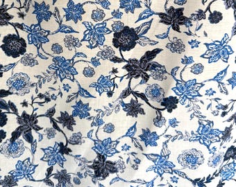 Tela de rayón chalí floral: tejido ligero azul y negro, 58" de ancho. Se vende cortada a medida.