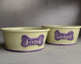 Ciotola per cani personalizzata Set Light Green Purple Smooth Ceramic Pet Dishes Made To Order by Symmetrical Pottery