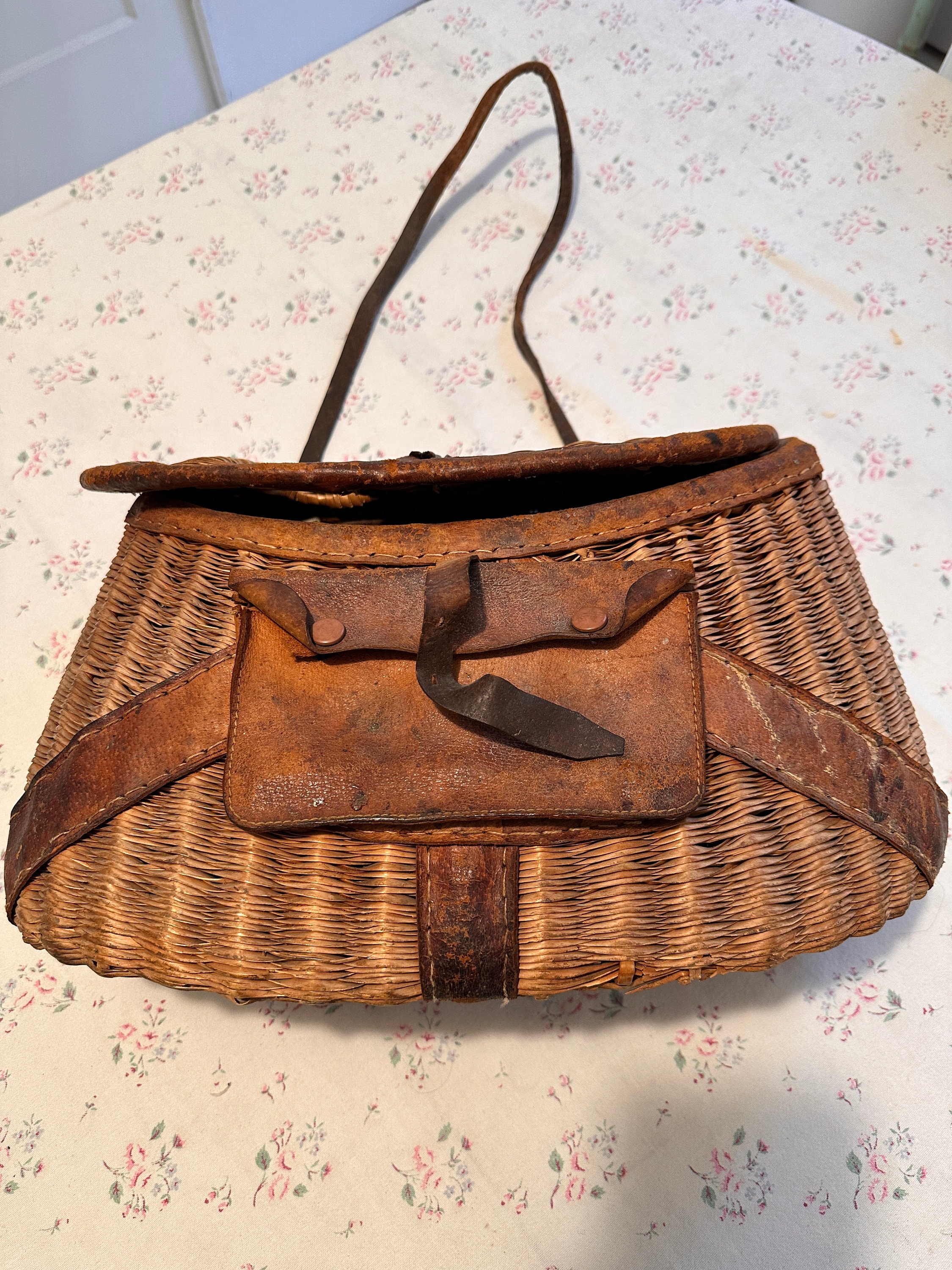 VINTAGE WICKER & LEATHER TROUT FISHING CREEL complete