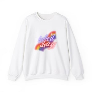 Könnte beinhalten: Weißer Pullover mit einem Regenbogen-Motiv und dem Text "take it sleazy" in einer Retro-Schrift.