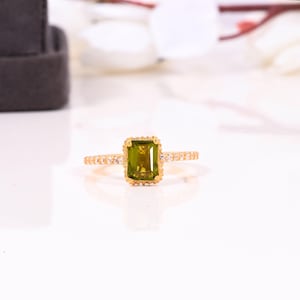 Pierścionek zaręczynowy z szmaragdowym szlifem i peridotem, ukryty kosz halo, 3-karatowy peridot i pierścionek z diamentami dla kobiet, pierścionek rocznicowy z różowego złota dla niej