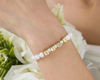 Bracciale di perle personalizzato, bracciale con iniziale personalizzata, regalo per damigella d'onore, gioielli da sposa delicati, bracciale minimalista con lettera in oro