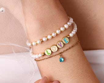 Braccialetti di perle personalizzati a 3 strati, con iniziale e pietra portafortuna personalizzate, set di braccialetti impilabili, gioielli per damigelle e testimoni.