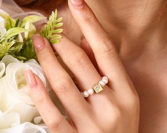 Anello con iniziale personalizzata e perla, anello regalo per damigella d'onore, anello con perla d'acqua dolce, regalo per il corteo nuziale, gioiello per la damigella d'onore, anello elastico