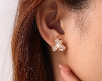 Orecchini a lobo con fiori e perle, orecchini con perle d'acqua dolce, orecchini da sposa, orecchini da damigella d'onore, orecchini floreali con perle, regalo per lei