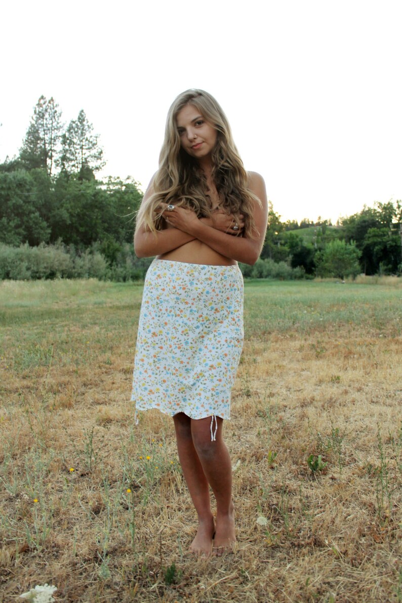 THYME 1950/'s Half Slip Nylon Ultra Feminine Vibrant Floral Lingerie Undergarment Gaymode Scalloped Hemline