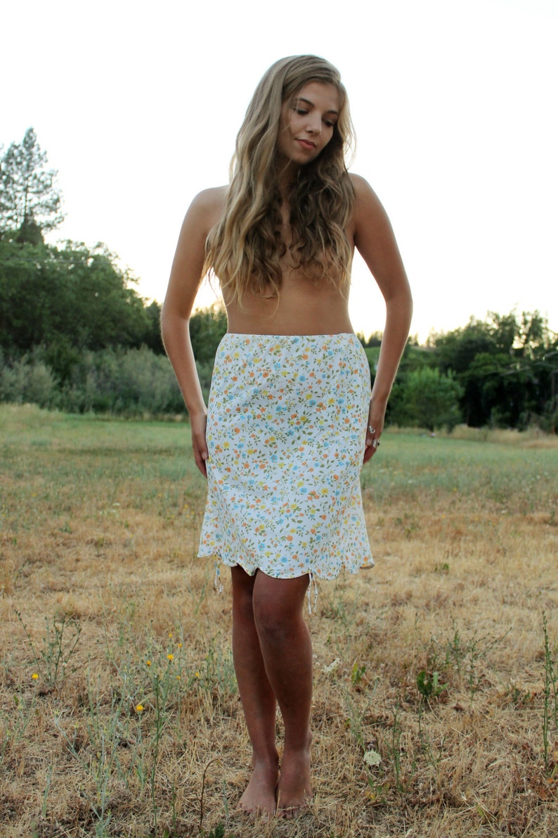 THYME 1950/'s Half Slip Nylon Ultra Feminine Vibrant Floral Lingerie Undergarment Gaymode Scalloped Hemline