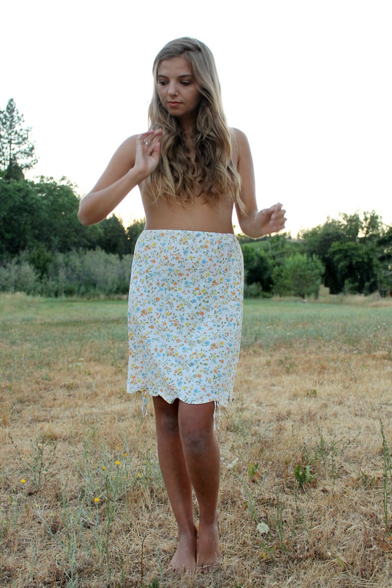 THYME 1950/'s Half Slip Nylon Ultra Feminine Vibrant Floral Lingerie Undergarment Gaymode Scalloped Hemline