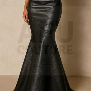Può includere: Una gonna nera a sirena, lunga fino al pavimento. La gonna è realizzata in un materiale liscio e lucido, forse pelle, e presenta pannelli orizzontali. La gonna si allarga dalle ginocchia, creando una silhouette drammatica. Il design generale è elegante.