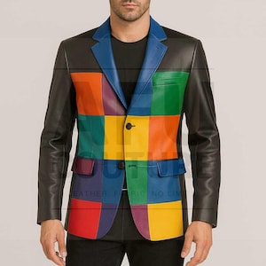 Puede incluir: Una blazer de cuero negro con un diseño de retazos de cuadrados coloridos en rojo, naranja, amarillo, verde, morado y azul. La blazer tiene un cuello azul y dos bolsillos delanteros. El texto "LEATHER FABRIC NO LIM" es visible.