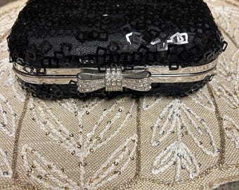 Elegant & Detailed-black sequined bag featuring a dazzling rhinestone clasp-Like NEW
