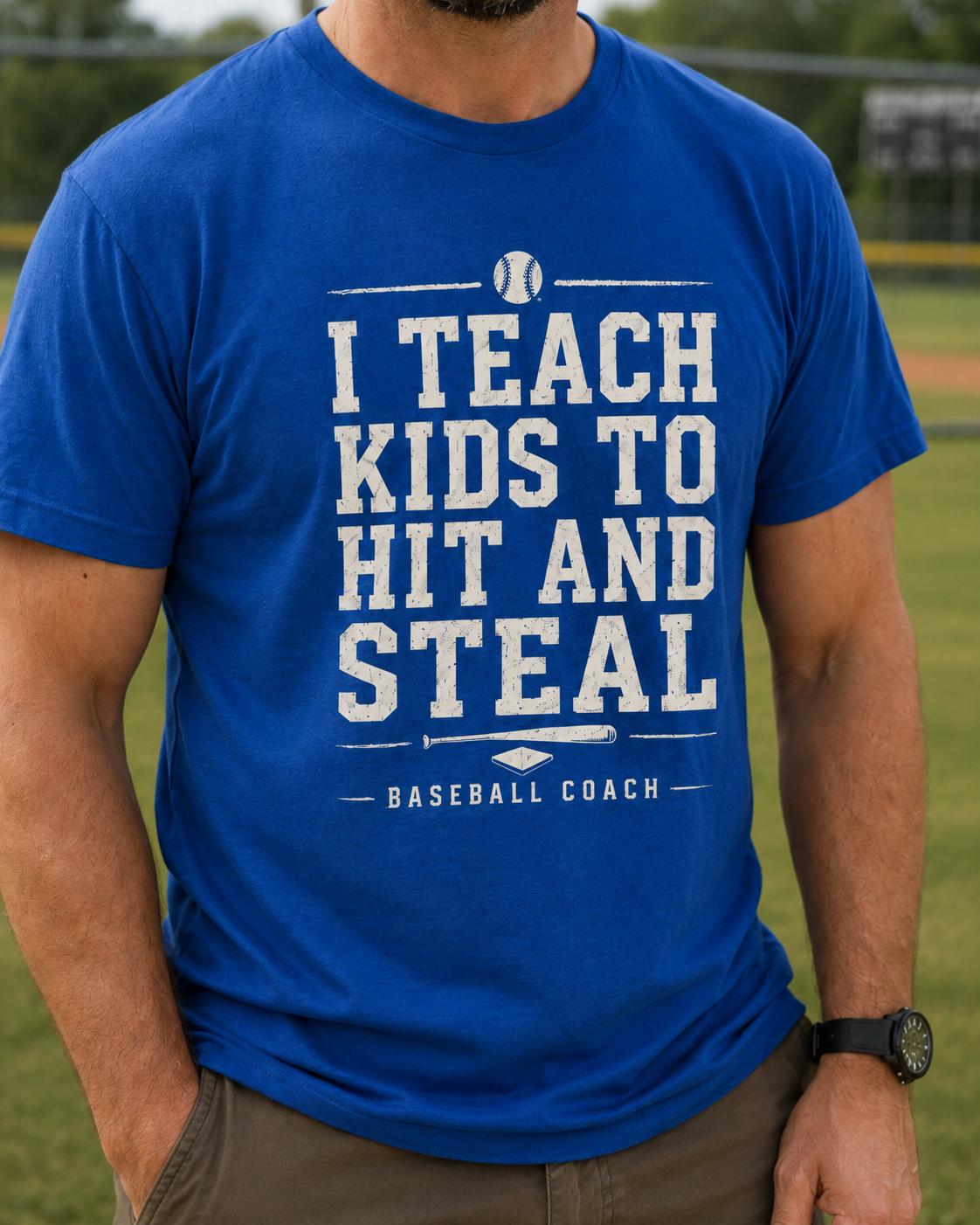 Könnte beinhalten: Ein königsblaues Kurzarm-T-Shirt mit weißem, abgenutztem Text, der I TEACH KIDS TO HIT AND STEAL lautet, ergänzt durch eine Grafik eines Baseballs, eines Baseballschlägers, einer Homeplate und dem Schriftzug BASEBALL COACH darunter.