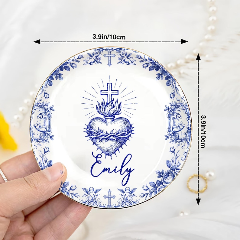 Op de afbeelding: Een rustiek houten bord met de tekst "Welcome to our home" in een handgeschreven stijl. Het bord heeft een verweerde afwerking en een eenvoudig, uitnodigend ontwerp, perfect voor entree decoratie.