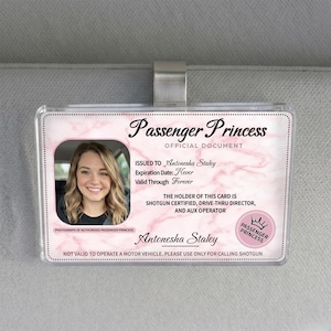 Puede incluir: Un documento oficial de Passenger Princess con una foto de una mujer sonriente. La tarjeta indica "Emitido a Antonesha Staley" y "V&aacute;lido para siempre". Tambi&eacute;n indica que el titular est&aacute; certificado como "shotgun" y director de drive-thru.