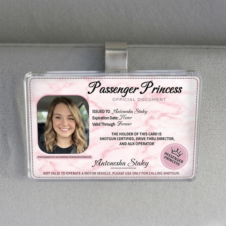 Puede incluir: Un documento oficial de Passenger Princess con una foto de una mujer sonriente. La tarjeta indica "Emitido a Antonesha Staley" y "V&aacute;lido para siempre". Tambi&eacute;n indica que el titular est&aacute; certificado como "shotgun" y director de drive-thru.